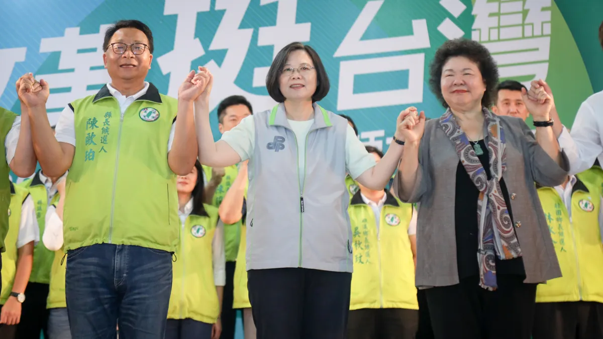 蔡英文總統(中)親臨民進黨「改革挺台灣」造勢大會宜蘭場,秘書長陳菊(右)請鄉親再給民進黨一次機會。(民進黨)