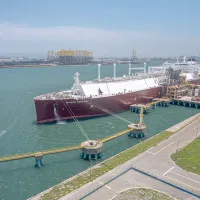 A foreign natural gas vessel docked at CPC Corporation's LNG receiving terminal at Taichung Port. (CPC Corporation official website) A foreign natural gas vessel docked at CPC Corporation's LNG receiving terminal at Taichung Port. (CPC Corporation official website)