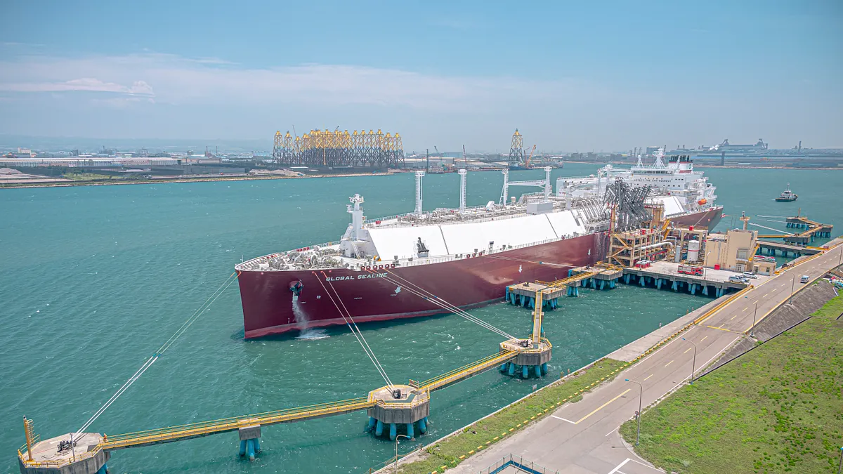 外國天然氣船停泊在中油公司位於台中港的天然氣接收站。(中油公司官網)