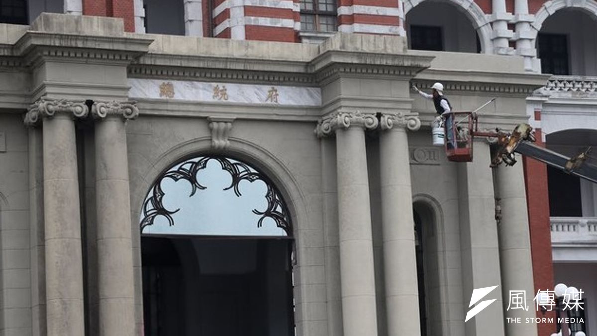 總統府遭砂石車衝撞,資深國安人士建議,應將阻絕設施提升至反恐等級。圖為工人正在檢修總統府外牆。(吳逸驊攝) 總統府遭砂石車衝撞,資深國安人士建議,應將阻絕設施提升至反恐等級。圖為工人正在檢修總統府外牆。(吳逸驊攝)
