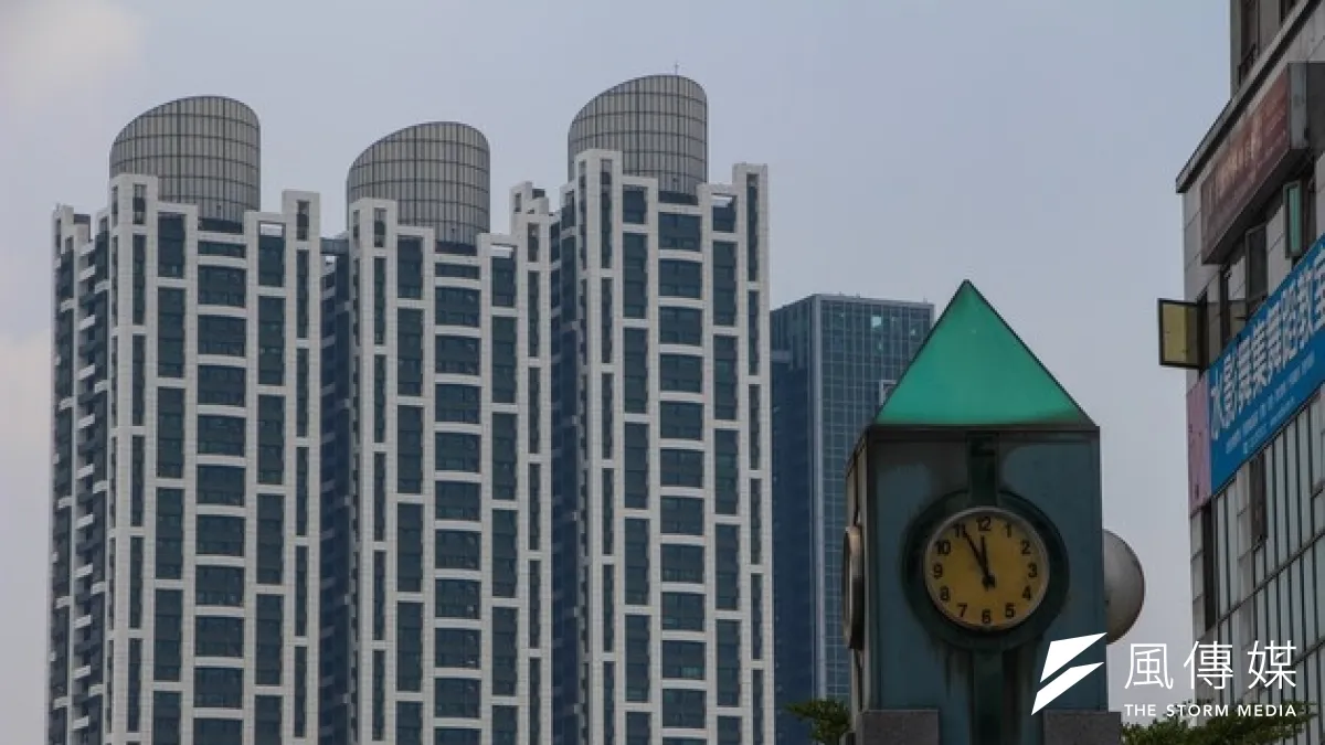 台北市房價爆高,民眾平均要15年不吃不喝才買得起房子,每位打算參選台北市長的候選人,都針對房價提出政見,醫師柯文哲9日也提出公共住宅政見。(葉信菉攝)