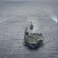 日米は南西諸島地域において合同軍事演習「鉄拳26」を実施する予定だ。写真は、かつて沖縄周辺海域で合同演習を行う日米艦隊の様子で、先頭を行くのは原子力空母カール・ビンソンである。(写真/米海軍公式サイト提供) 日米は南西諸島地域において合同軍事演習「鉄拳26」を実施する予定だ。写真は、かつて沖縄周辺海域で合同演習を行う日米艦隊の様子で、先頭を行くのは原子力空母カール・ビンソンである。(写真/米海軍公式サイト提供)