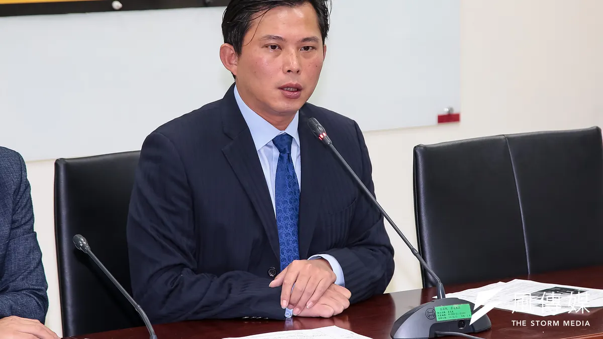 時代力量立委黃國昌2日召開「完成運安會三讀,重啟普悠瑪調查」記者會。會中黃國昌也針對總統1日發布的新年談話提出質疑。(顏麟宇攝) 時代力量立委黃國昌2日召開「完成運安會三讀,重啟普悠瑪調查」記者會。會中黃國昌也針對總統1日發布的新年談話提出質疑。(顏麟宇攝)