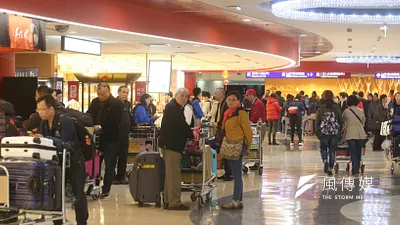 台大公衛流病與預醫所教授陳秀熙指出,最快今年6月就能邊境解封。圖為武漢肺炎流行以前的桃園機場返國人潮。(資料照,陳明仁攝)