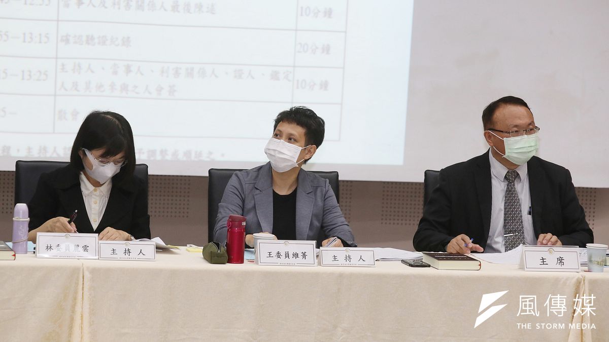 NCC26日舉行中天新聞台換照聽證會,會議由NCC委員林麗雲(左)、王維菁(中)、蕭祈宏(右)主持。(柯承惠攝) NCC26日舉行中天新聞台換照聽證會,會議由NCC委員林麗雲(左)、王維菁(中)、蕭祈宏(右)主持。(柯承惠攝)