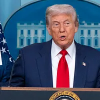 2025年8月11日。アメリカ大統領ドナルド・トランプ氏がワシントンのホワイトハウスのブリーフィングルームで記者と会話中に図表を掲げている。(写真/AP通信) 2025年8月11日。アメリカ大統領ドナルド・トランプ氏がワシントンのホワイトハウスのブリーフィングルームで記者と会話中に図表を掲げている。(写真/AP通信)