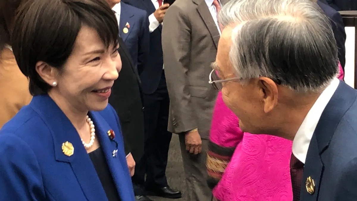 日本首相高市早苗(左)31日發文貼出在亞太經濟合作會議(APEC)峰會期間,與我國經濟領袖代表林信義(右)合影。(取自高市早苗X) 日本首相高市早苗(左)31日發文貼出在亞太經濟合作會議(APEC)峰會期間,與我國經濟領袖代表林信義(右)合影。(取自高市早苗X)