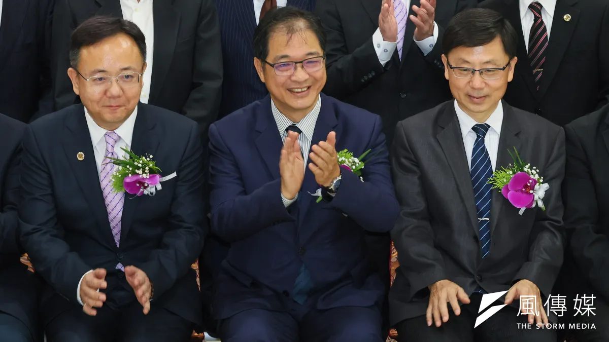 身為檢察界南部集團領導人的鄭銘謙(中)接任法務部長,外界原預料同出身南部的前廉政署長莊榮松(右)有望當選檢察長,沒想到卻落選。(資料照,顏麟宇攝)