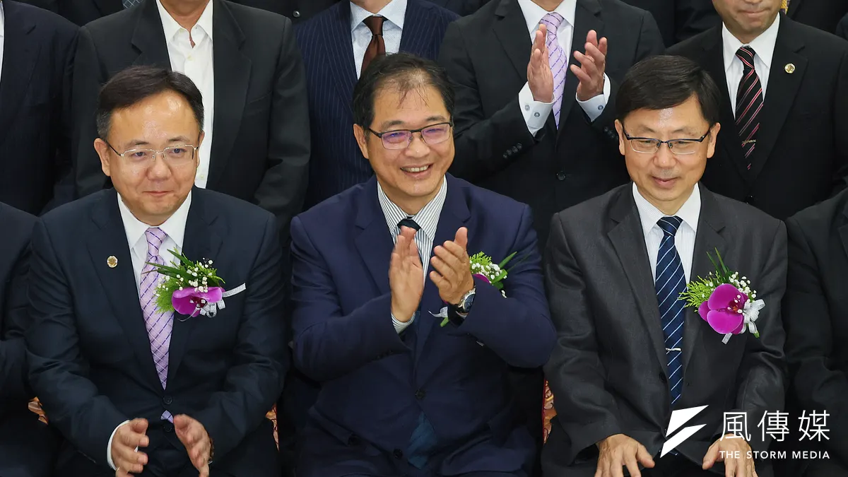 身為檢察界南部集團領導人的鄭銘謙(中)接任法務部長,外界原預料同出身南部的前廉政署長莊榮松(右)有望當選檢察長,沒想到卻落選。(資料照,顏麟宇攝) 身為檢察界南部集團領導人的鄭銘謙(中)接任法務部長,外界原預料同出身南部的前廉政署長莊榮松(右)有望當選檢察長,沒想到卻落選。(資料照,顏麟宇攝)