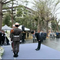 總統賴清德在二二八紀念儀式結束後,前往高雄市二二八和平紀念公園獻花致意。(資料照,高市府提供) 總統賴清德在二二八紀念儀式結束後,前往高雄市二二八和平紀念公園獻花致意。(資料照,高市府提供)