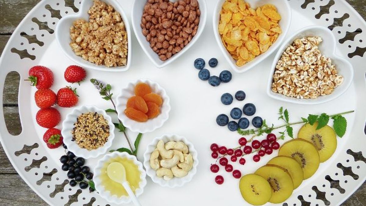 半夜肚子餓怕亂吃會胖,專家教學4種零食也能健康吃。(示意圖/取自pixabay) 半夜肚子餓怕亂吃會胖,專家教學4種零食也能健康吃。(示意圖/取自pixabay)