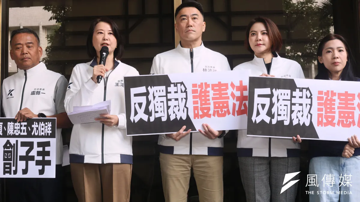 國民黨立法院黨團立委林沛祥(中)、王鴻薇(左二)、徐巧芯(右一)至台北地檢提告「大法官謝銘洋、呂太郎、蔡彩貞、陳忠五、尤伯祥濫權瀆職、枉法裁判」。(柯承惠攝)