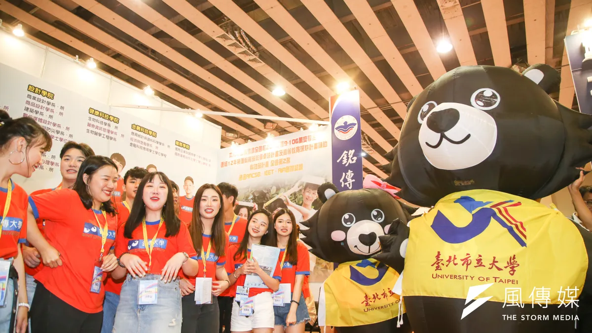 圖為2018大學博覽會,參與的大學想方設法吸引學子們的青睞。(陳明仁攝)