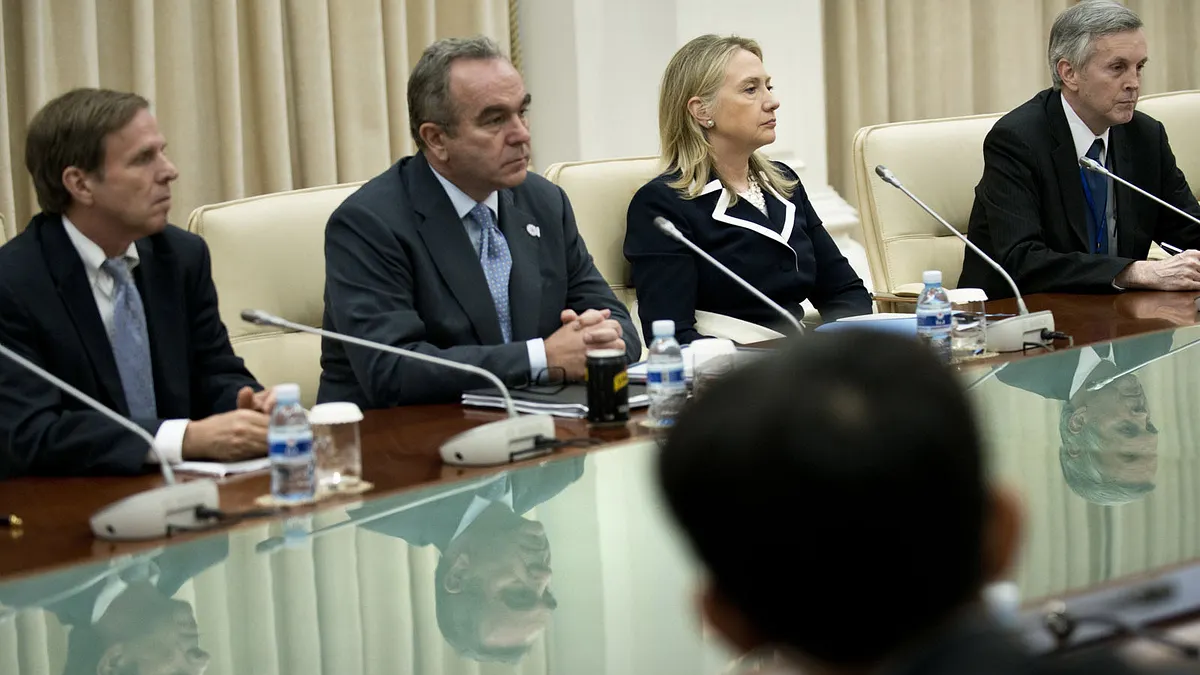 坎貝爾(左二)為希拉蕊(右二)擔任國務卿時的東亞助卿和「重返亞洲」戰略設計者。(美聯社)