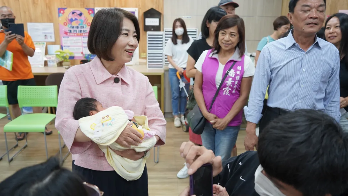 屏東縣長周春米前往潮州戶政事務所,一同為2對新人見證專屬幸福。(圖/屏東縣政府民政處提供)