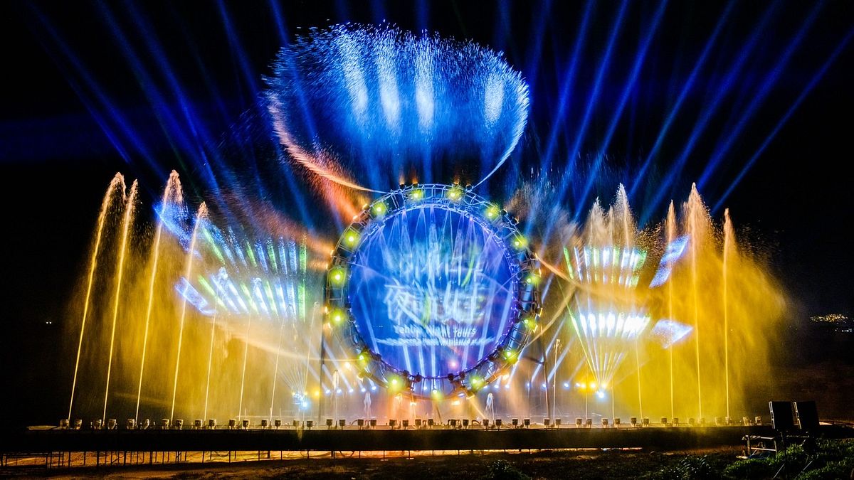 「2023野柳石光 夜訪女王」規劃8大燈區及4大主題燈光秀,沙灘區14米高環形水幕噴泉水舞秀不可錯過。(圖/北海岸及觀音山國家風景區管理處提供) 「2023野柳石光 夜訪女王」規劃8大燈區及4大主題燈光秀,沙灘區14米高環形水幕噴泉水舞秀不可錯過。(圖/北海岸及觀音山國家風景區管理處提供)