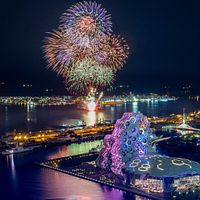 何處是觀賞焰火的最佳位置,近日已成網路熱門話題,觀光局利用日前焰火試放機會找尋10大最佳觀賞點。(圖/高雄市政府提供) 何處是觀賞焰火的最佳位置,近日已成網路熱門話題,觀光局利用日前焰火試放機會找尋10大最佳觀賞點。(圖/高雄市政府提供)