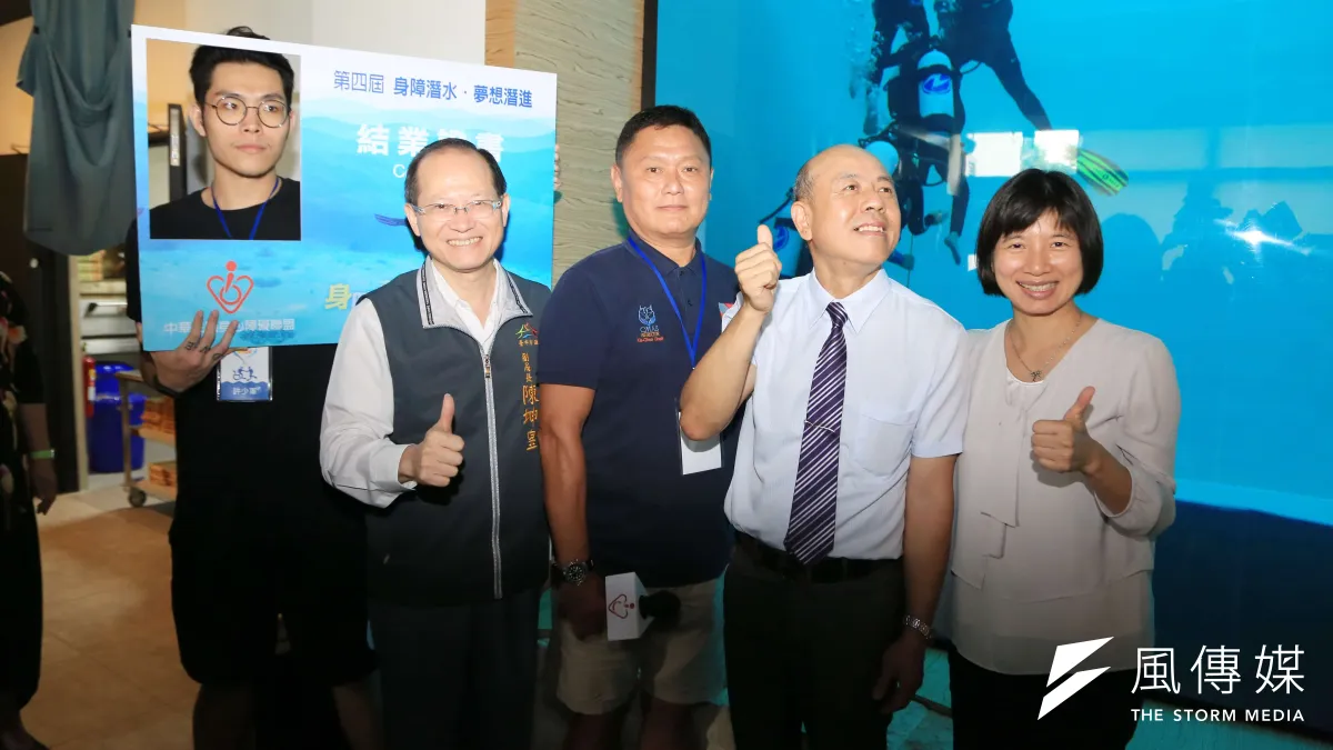 身障潛水訓練結業式,副市長林依瑩(右)頒發結業證書。(圖/諸葛志一攝)