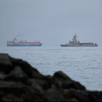 2026年3月11日,在阿聯酋霍爾費坎附近的荷莫茲海峽,遠處可以看到油輪與貨輪。(美聯社) 2026年3月11日,在阿聯酋霍爾費坎附近的荷莫茲海峽,遠處可以看到油輪與貨輪。(美聯社)