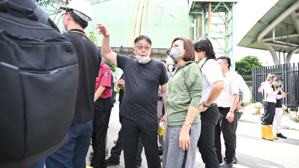 小港區三元能源科技發生超級電池工廠火警事件,立法委員邱議瑩赴現場掌握狀況。(圖/邱議瑩服務處提供)