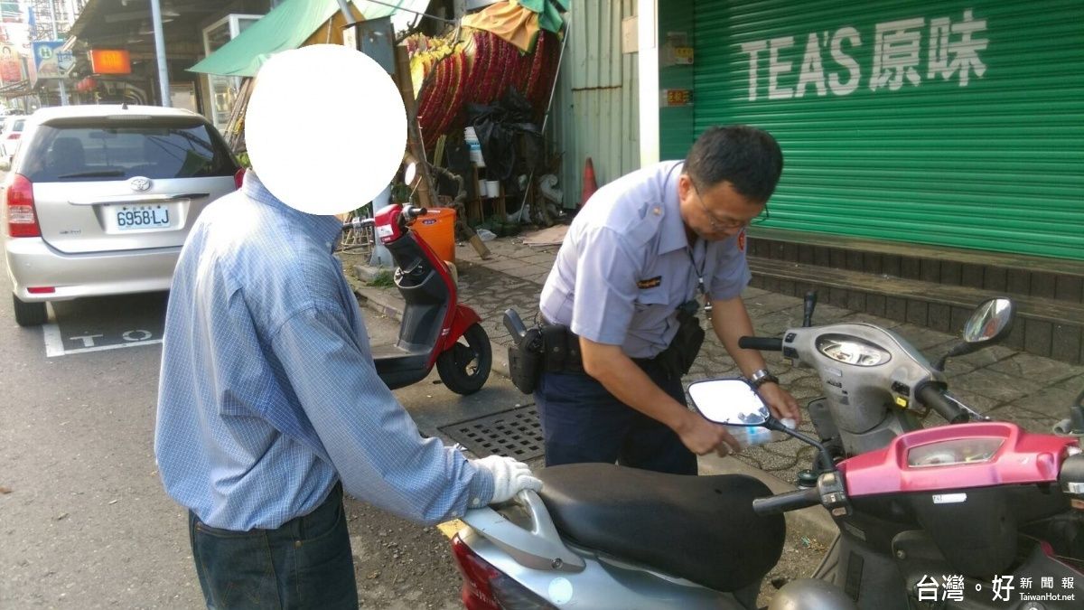 老翁機車沒油無助呆站路旁 警自掏腰包協助加油解圍 老翁機車沒油無助呆站路旁 警自掏腰包協助加油解圍