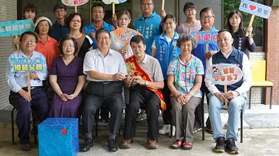 楊文科縣長表揚寶山鄉模範父親田煥禎。(圖/新竹縣政府提供)