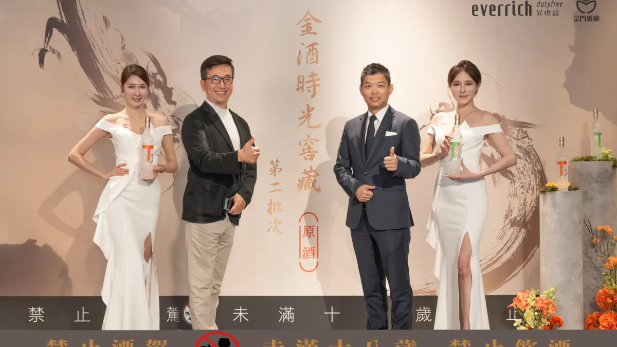 (右二)昇恆昌江建廷總經理與(左二)金門酒廠丁丞康總經理