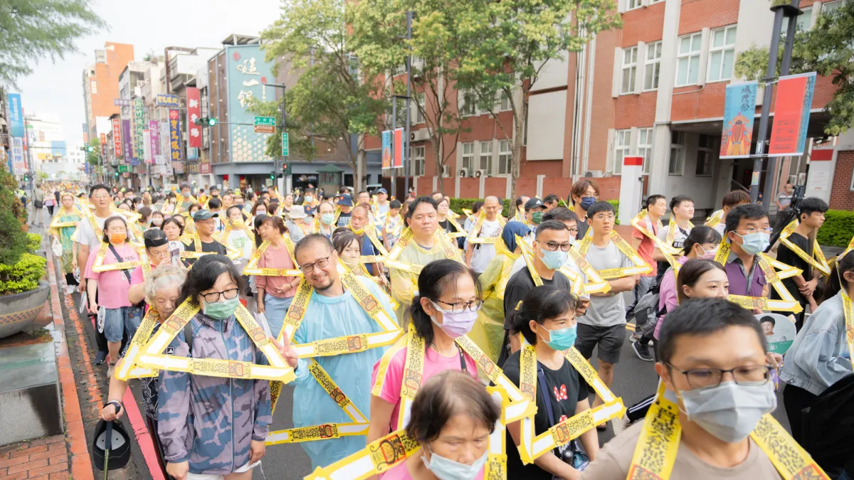 竹塹中元城隍祭「脫枷消業植福法會」參與人數創下歷年新高,吸引超過2,600名全台信眾參加夯枷解厄。(圖/新竹市政府提供)