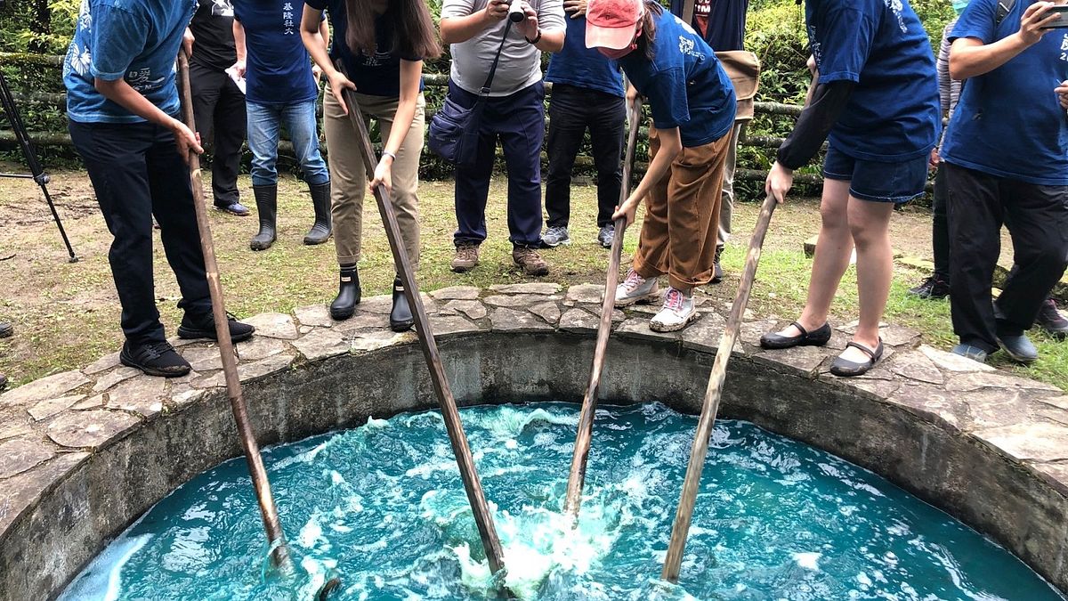 「基隆市傳統文藝農業協會」推動大菁復育及採菁打藍活動。經過浸泡、攪拌、過濾、萃取,讓天然大菁植物成為自由創作的安心染料。(圖/勞動力發展署北分署) 「基隆市傳統文藝農業協會」推動大菁復育及採菁打藍活動。經過浸泡、攪拌、過濾、萃取,讓天然大菁植物成為自由創作的安心染料。(圖/勞動力發展署北分署)