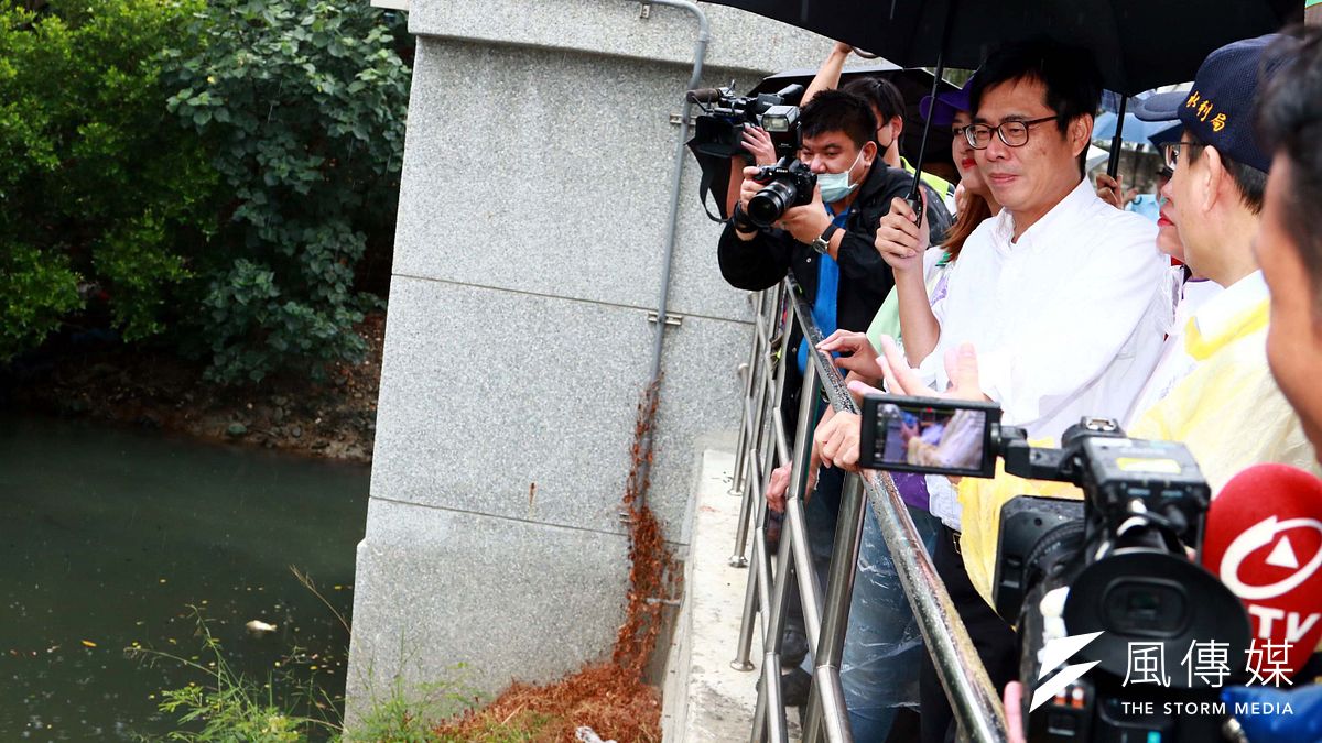 高雄市長陳其邁在抽水站現場關心地方防洪排水,與民眾交換意見之後,要求相關單位應妥善抽水站設備。(圖/徐炳文攝) 高雄市長陳其邁在抽水站現場關心地方防洪排水,與民眾交換意見之後,要求相關單位應妥善抽水站設備。(圖/徐炳文攝)