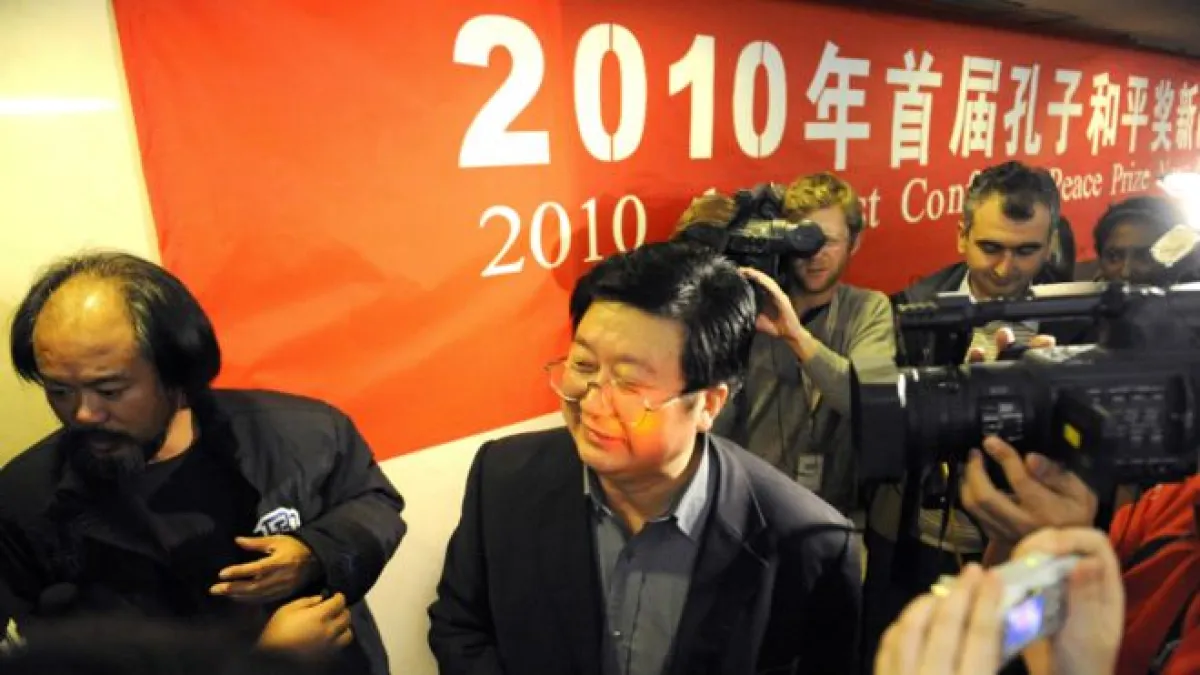 首屆「孔子和平獎」創辦人北京師大哲學博士譚長流(右)和詩人譙達摩(左)接受媒體採訪(2010年12月9日資料照片)。(BBC中文網)