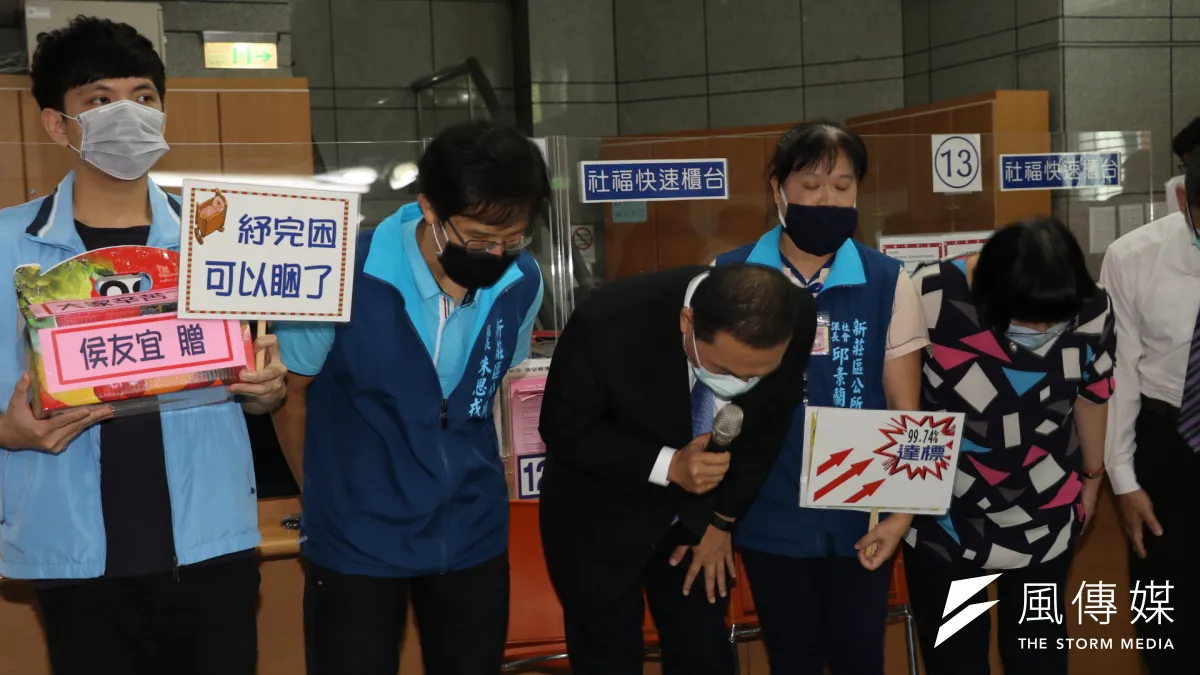侯友宜向第一線同仁深深一鞠躬,感謝長期付出的辛勞。(圖/新北市社會局提供)