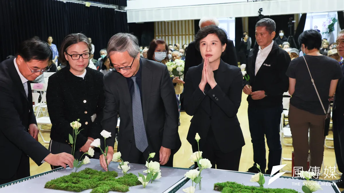 文化部長李遠(左三) 的部分人事安排,引發曾任文化部長的行政院副院長鄭麗君(右一)關注。(顏麟宇攝)
