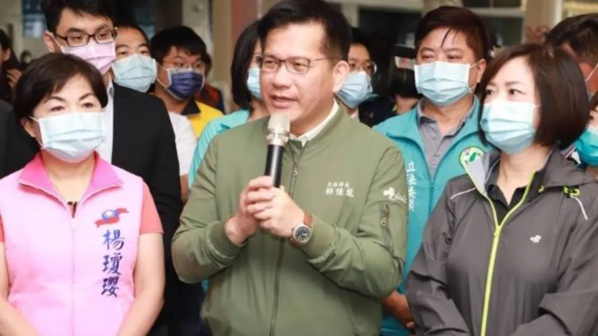立委何欣純(右)宣布參選台中市長,引爆黨內新系對正國會領導人前交通部長林佳龍(中)怒火,認為何欣純是被林佳龍所搧動。(取自林佳龍臉書)