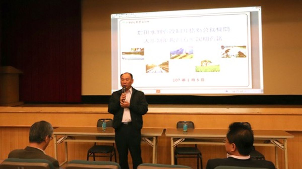 農田水利處處長謝勝信向高雄農田水利會員工說明改制方案。(圖/高雄農田水利會提供) 農田水利處處長謝勝信向高雄農田水利會員工說明改制方案。(圖/高雄農田水利會提供)