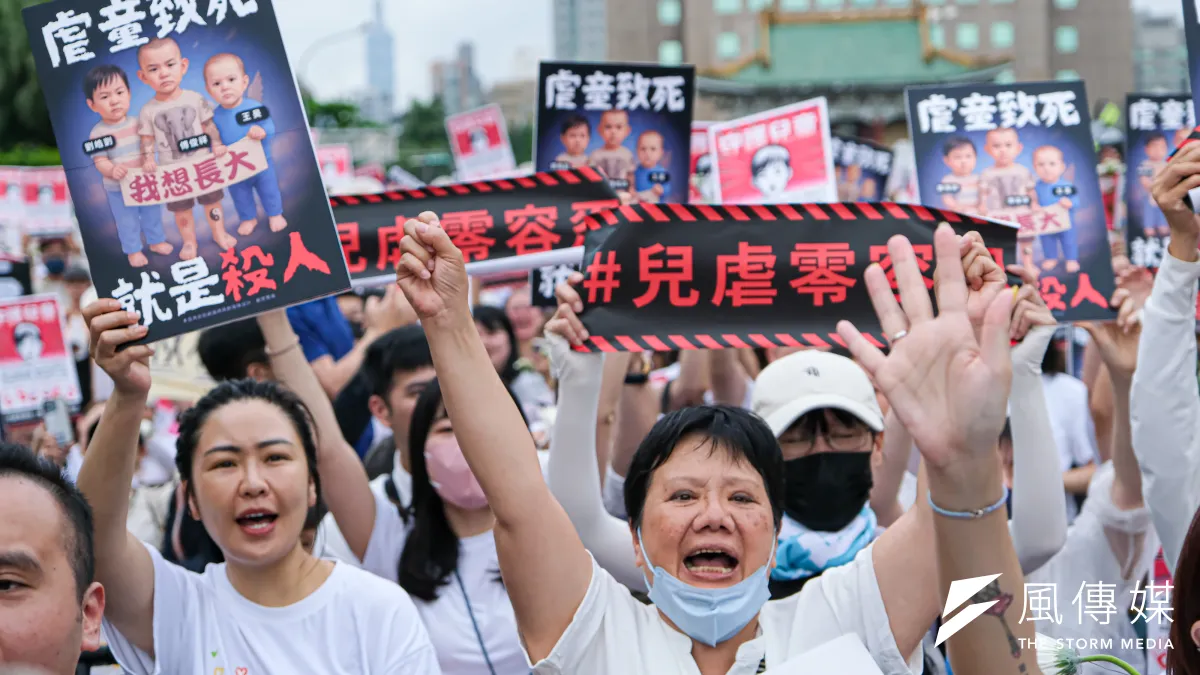 「終結兒虐、陪你長大」於凱達格蘭大道舉辦集會活動。(資料照,劉偉宏攝)