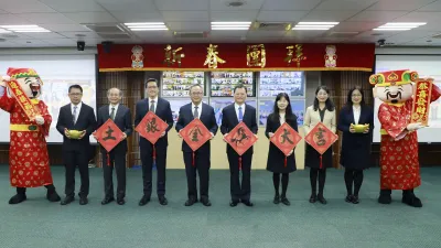 臺灣土地銀行企業工會理事長林佳慶(左起)、總稽核劉文吉、副總經理陳昭輔、總經理張志堅、董事長何英明、副總經理蔡慈瑛、副總經理程佩瑜、法遵長林素凰,23日於新春團拜合影。(土銀提供)