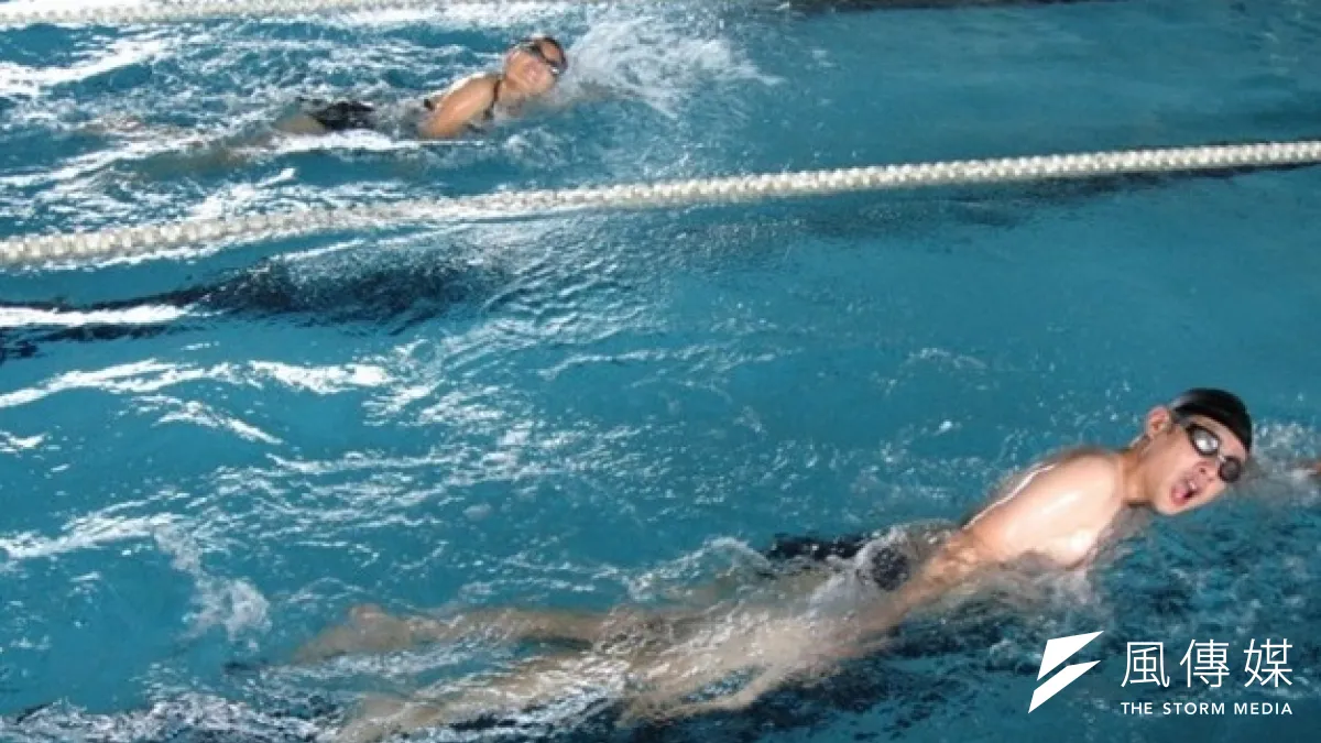 炎炎夏日快樂戲水,別忘選擇合格的泳池。(取自內湖運動中心網站)