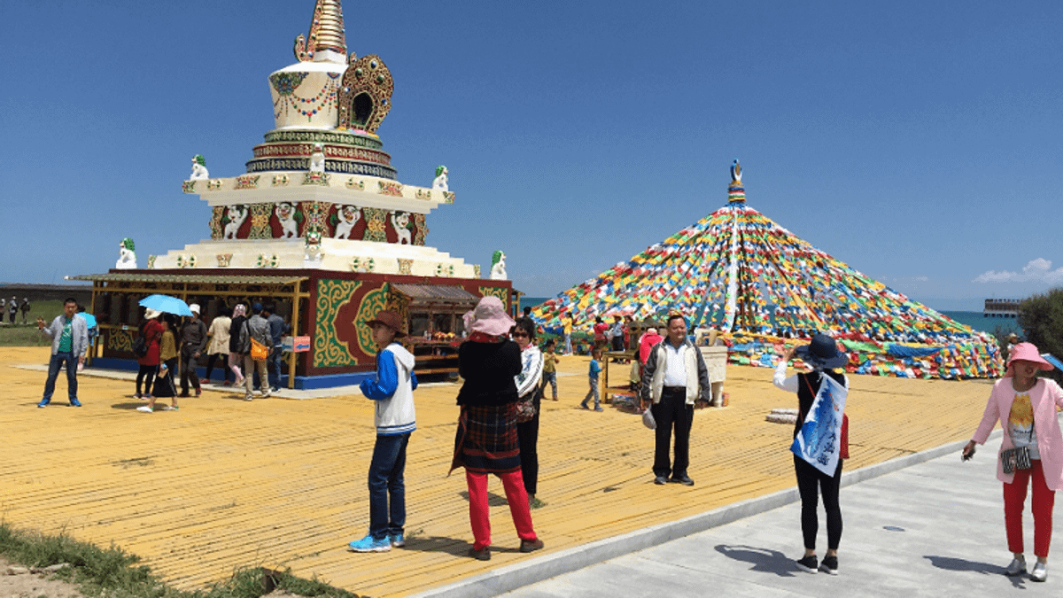 赴陸旅遊「禁團令」迄今聞風不動,其實已經涉嫌違反憲法保障人民遷徙自由。圖為青海尊勝佛母塔。(風傳媒) 赴陸旅遊「禁團令」迄今聞風不動,其實已經涉嫌違反憲法保障人民遷徙自由。圖為青海尊勝佛母塔。(風傳媒)