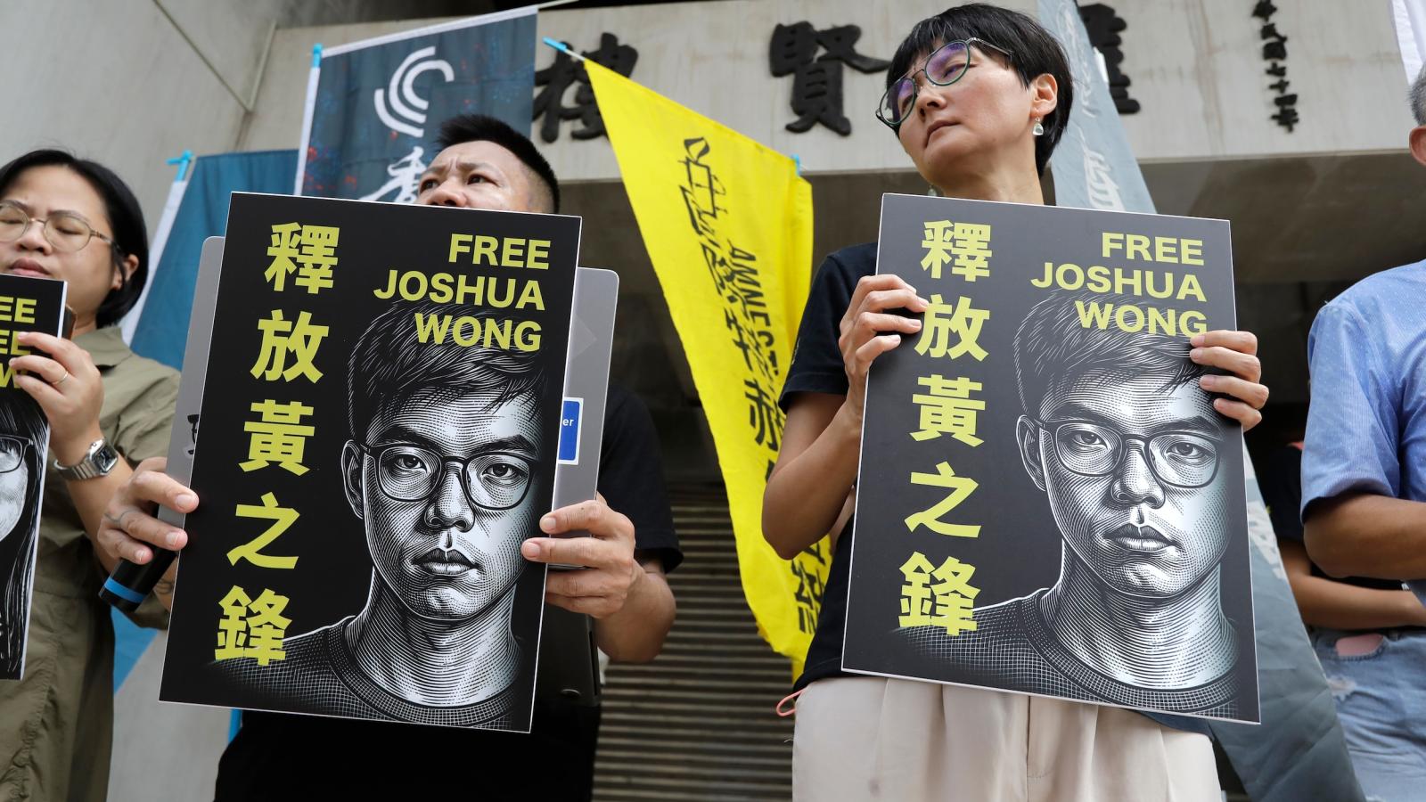 旁聽人士高呼「之鋒頂住」!「串謀勾結外國勢力」案認罪,黃之鋒最重恐遭終身監禁