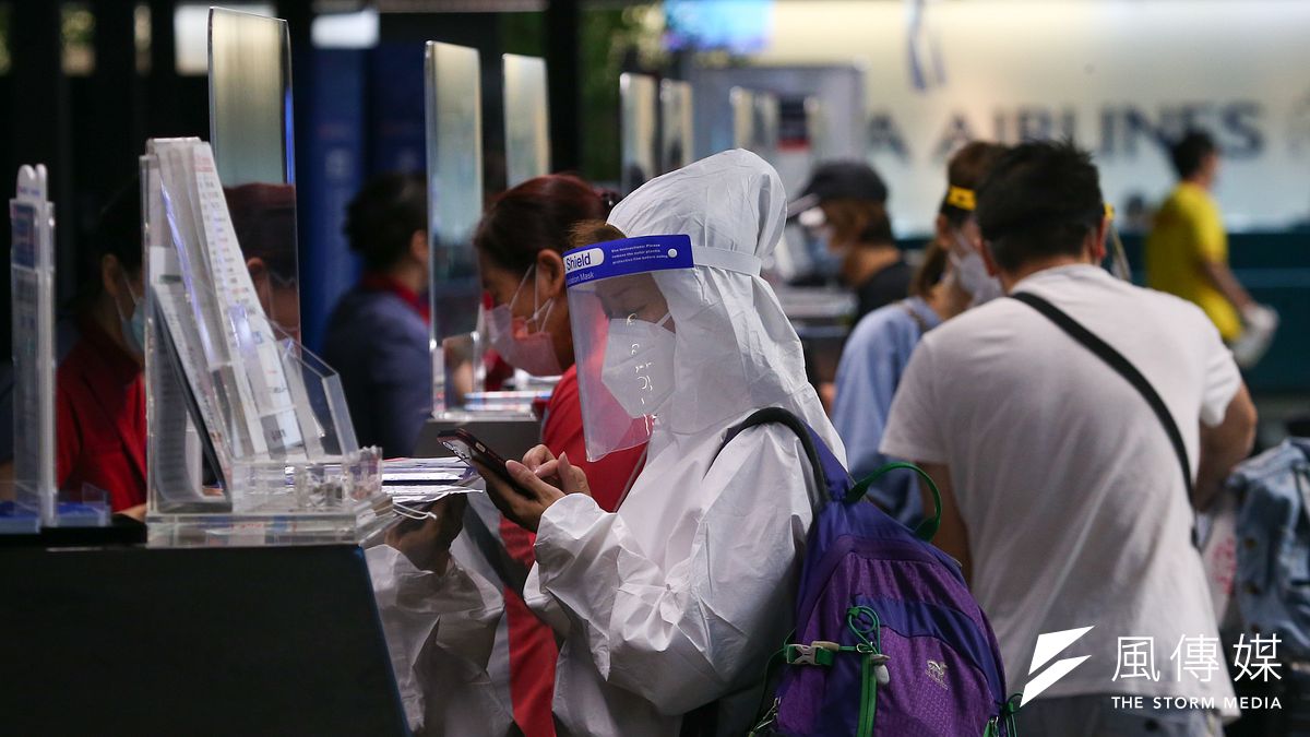 台灣將於15日放寬邊境管制「3+4」,新的變種病毒會跟著進來嗎?對此,醫師分享一張圖表解釋,不用過度擔心。(資料照/顏麟宇攝) 台灣將於15日放寬邊境管制「3+4」,新的變種病毒會跟著進來嗎?對此,醫師分享一張圖表解釋,不用過度擔心。(資料照/顏麟宇攝)