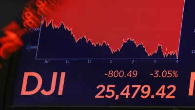 隨著美國債市浮現經濟衰退訊號,美股道瓊指數14日暴跌800點,創今年最糟單日表現。(美聯社)