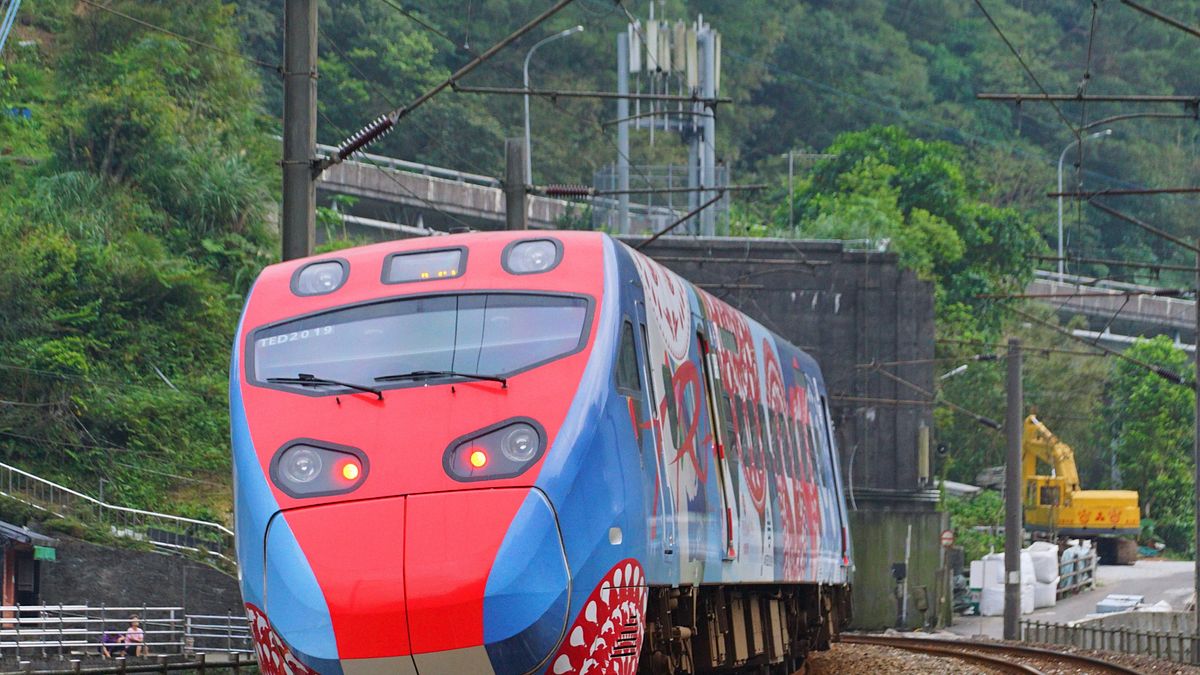 台鐵這家百年老店必須透過切割、公司化追求重生,圖為普悠瑪號在三貂嶺隧道口。(盧逸峰攝) 台鐵這家百年老店必須透過切割、公司化追求重生,圖為普悠瑪號在三貂嶺隧道口。(盧逸峰攝)