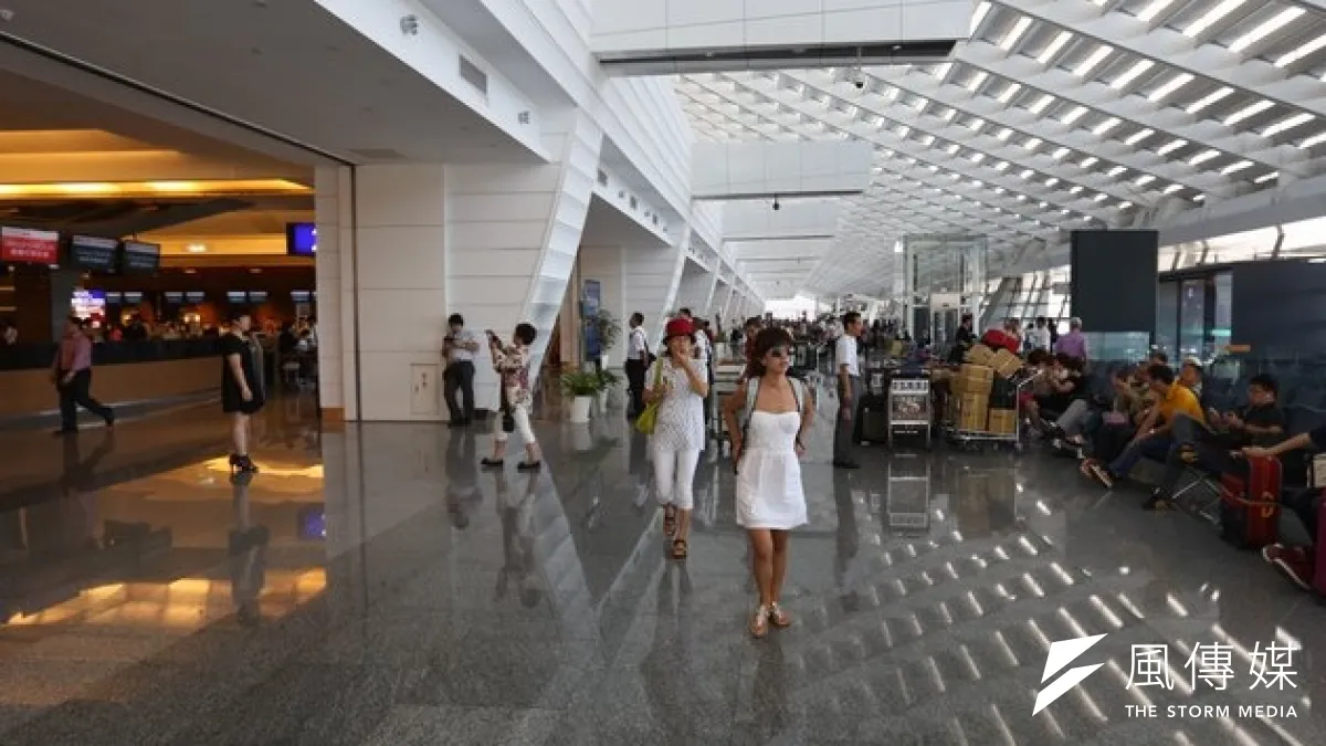 桃園機場第二航廈又出現漏水,影響部分前往北側長廊搭機旅客通行。為防止意外,桃機已緊急派清潔人員圍起漏水區域,以水桶接水並清掃。(吳逸驊攝)
