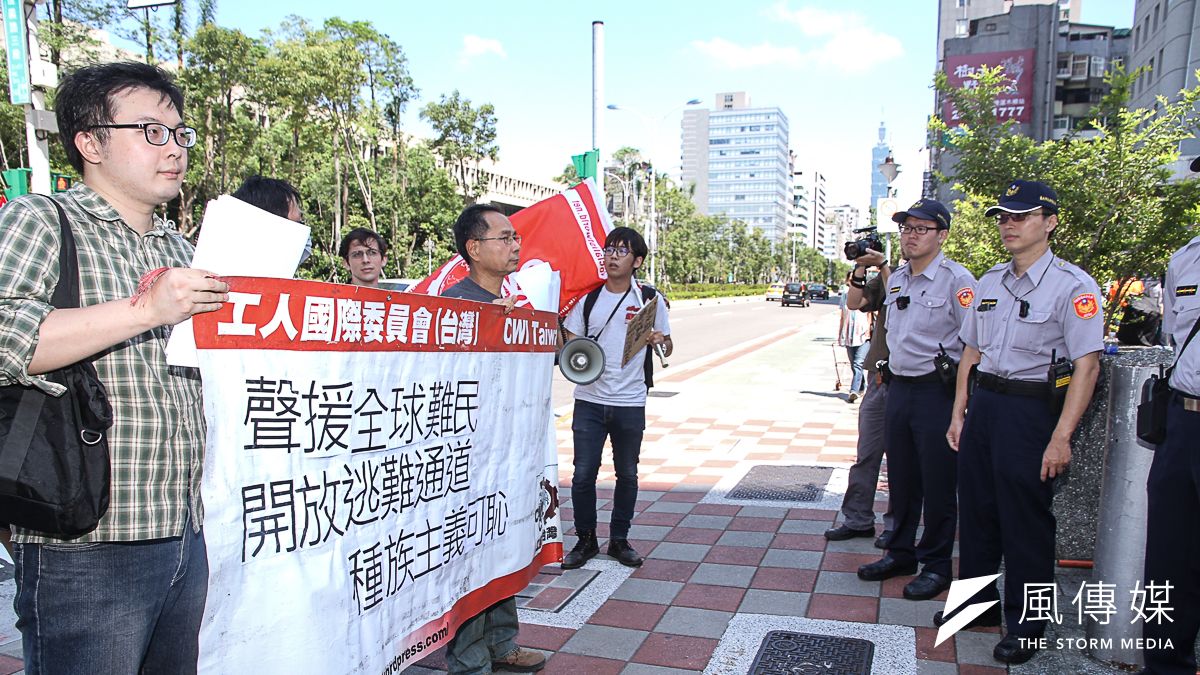 反對美國介入敘利亞內戰並聲援難民的數個團體,前往美國在台協會抗議。(曾原信攝) 反對美國介入敘利亞內戰並聲援難民的數個團體,前往美國在台協會抗議。(曾原信攝)