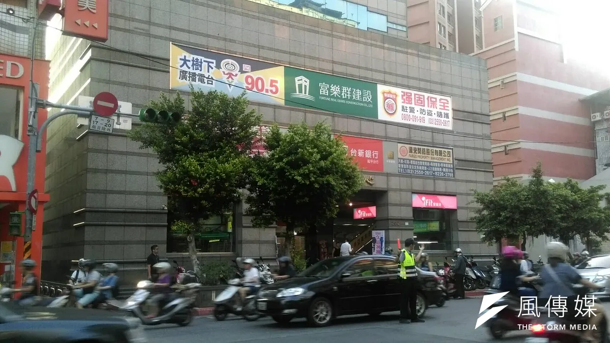 筆者認為,若民進黨政府與在野黨能夠向日本政府虛心學習,將非核改成多元,則能源危機就可有轉機。圖為8月15日,台北市保安街和延平北路交叉口,因為停電紅綠燈號誌不能運作,靠警察指揮。(風傳媒)