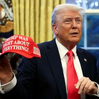 アメリカのトランプ大統領(中央)がホワイトハウスで「トランプは常に正しい」と書かれた帽子を持っている。(AP通信) アメリカのトランプ大統領(中央)がホワイトハウスで「トランプは常に正しい」と書かれた帽子を持っている。(AP通信)