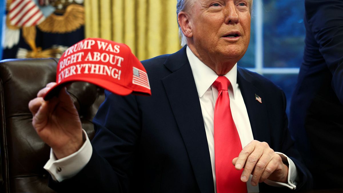 美國總統川普昨(25)日宣布,美國將推出「金卡(Gold Card)」。(資料照,美聯社) 美國總統川普昨(25)日宣布,美國將推出「金卡(Gold Card)」。(資料照,美聯社)