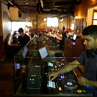 インド・ニューデリーのカフェに設置された共有オフィス、ここは多くのインドのテクノロジースタートアップ企業の作業場所である。(写真/AP通信提供) インド・ニューデリーのカフェに設置された共有オフィス、ここは多くのインドのテクノロジースタートアップ企業の作業場所である。(写真/AP通信提供)