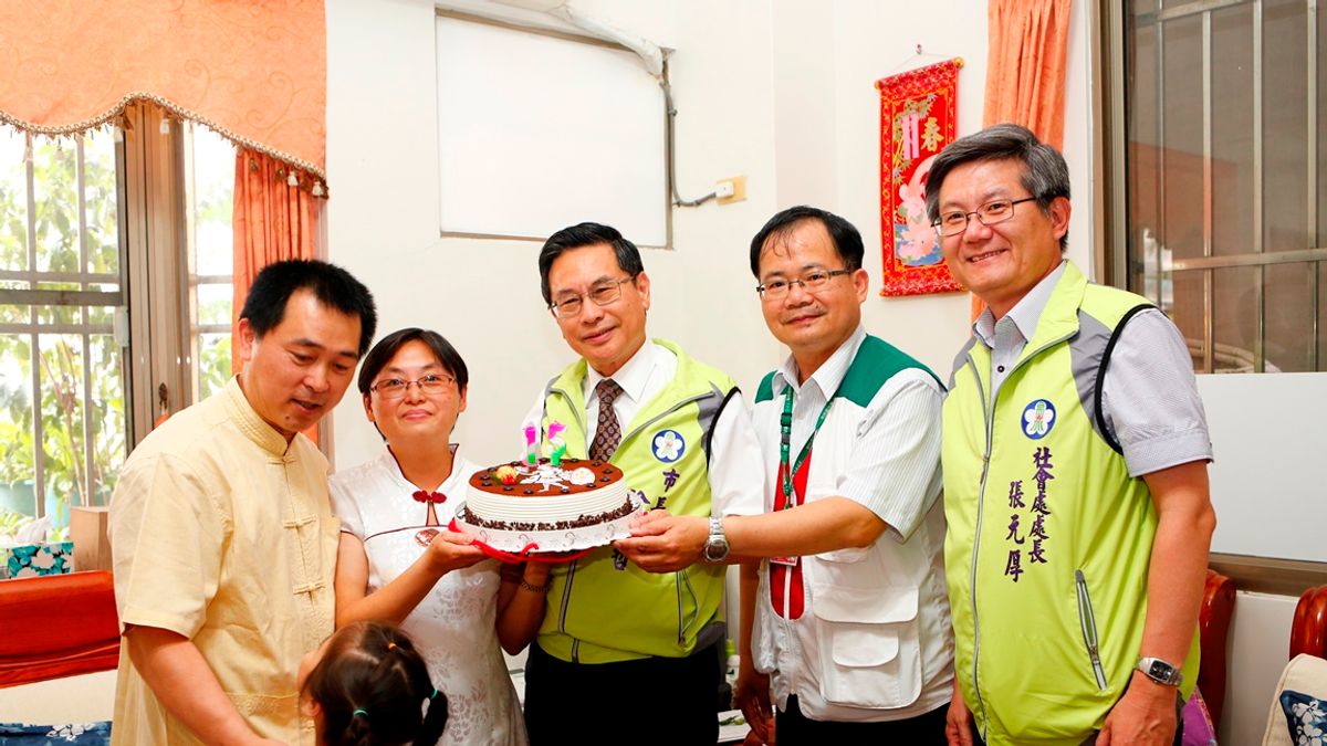 訪視嘉義寄養家庭 涂醒哲偕女童及養父母切蛋糕獻上祝福 訪視嘉義寄養家庭 涂醒哲偕女童及養父母切蛋糕獻上祝福